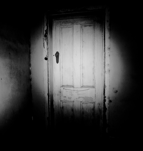 Страшная дверь. Мрачная дверь. Открытая дверь хоррор.